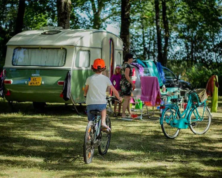 famille en vacances sur un emplacement de camping à Concarneau dans le Finistère Sud en Bretagne
