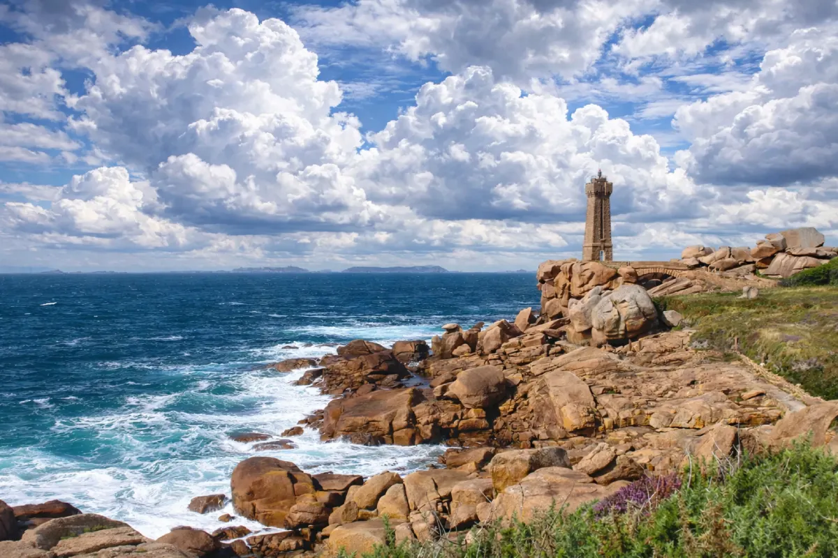 Côte sauvage de Bretagne et phare emblématique près d’un camping