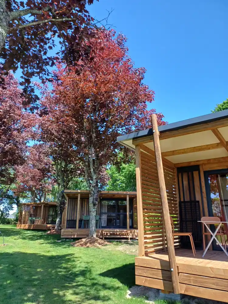 Chalet lumineux avec baie vitrée et terrasse en bois, location chalet Finistère Sud à Concarneau en Bretagne