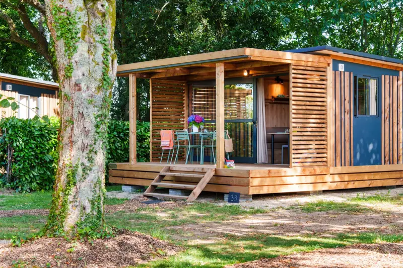 Chalet en bois avec terrasse au cœur de la nature, idéal pour une location chalet Finistère Sud à Concarneau en Bretagne