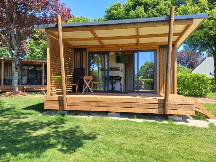 Chalet moderne en bois avec terrasse couverte, parfait pour une location chalet Finistère Sud à Concarneau en Bretagne