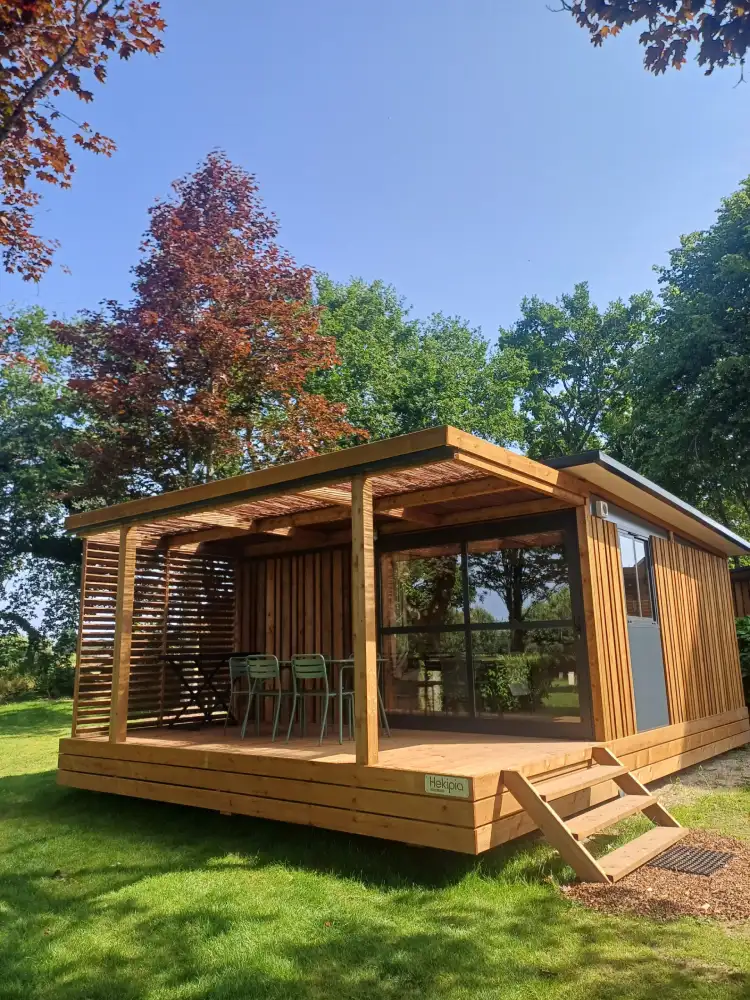Chalet récent avec terrasse couverte dans un cadre verdoyant, location chalet Finistère Sud à Concarneau en Bretagne