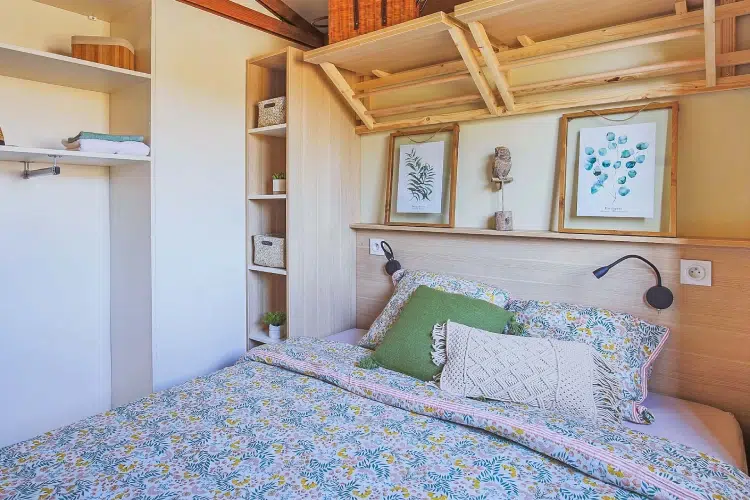 Alignement de chalets en bois dans un camping nature, location chalet Finistère Sud à Concarneau en Bretagne