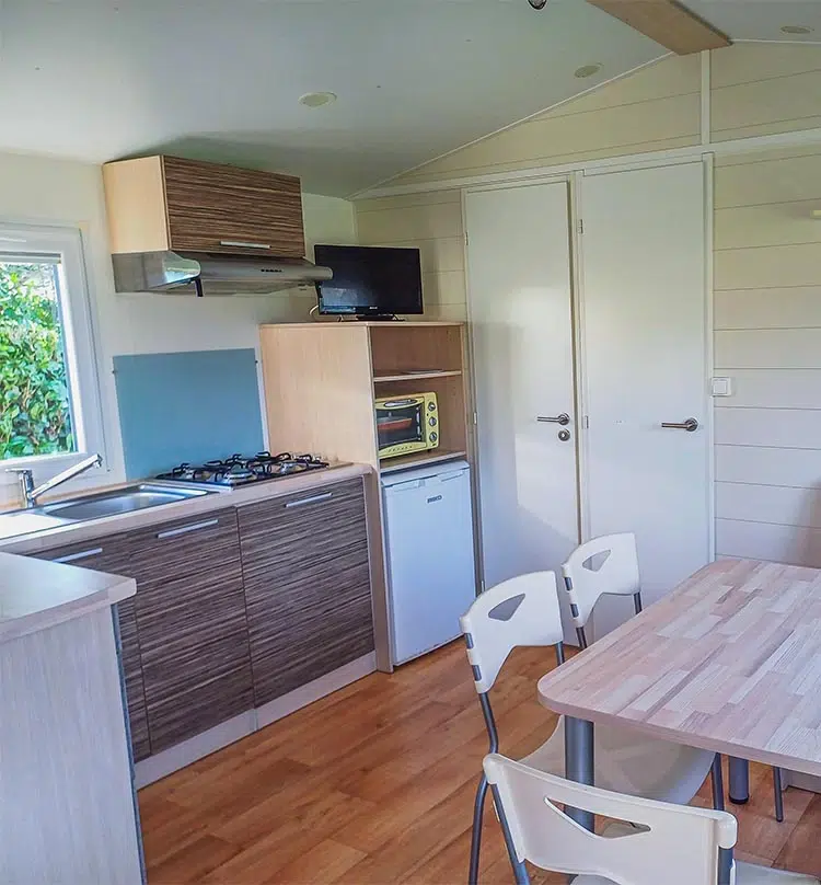 Cuisine fonctionnelle d’un chalet en location dans le Finistère Sud à Concarneau en Bretagne