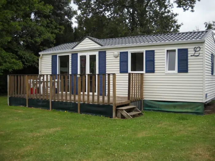 Mobil-home avec terrasse bois dans un camping calme à Concarneau dans le Finistère Sud
