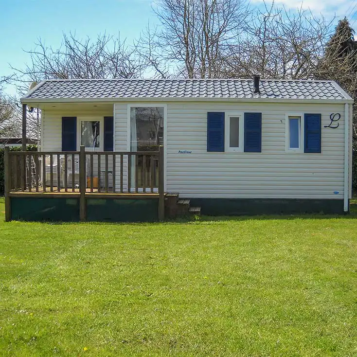 Mobil-home familial avec terrasse bois situé dans un camping à Concarneau en Bretagne Sud