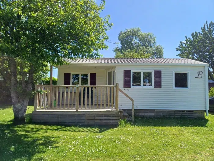 Mobil-home familial avec terrasse bois situé dans un camping à Concarneau en Bretagne Sud