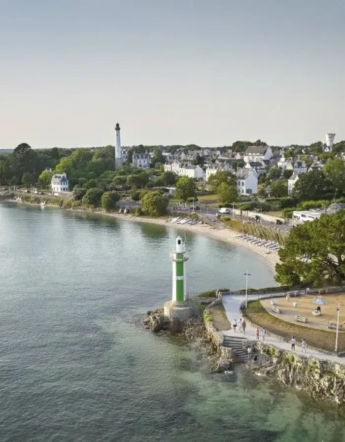 Plage et eaux claires de Bénodet, parfaites pour un séjour dans un camping Bénodet calme et proche de la mer.
