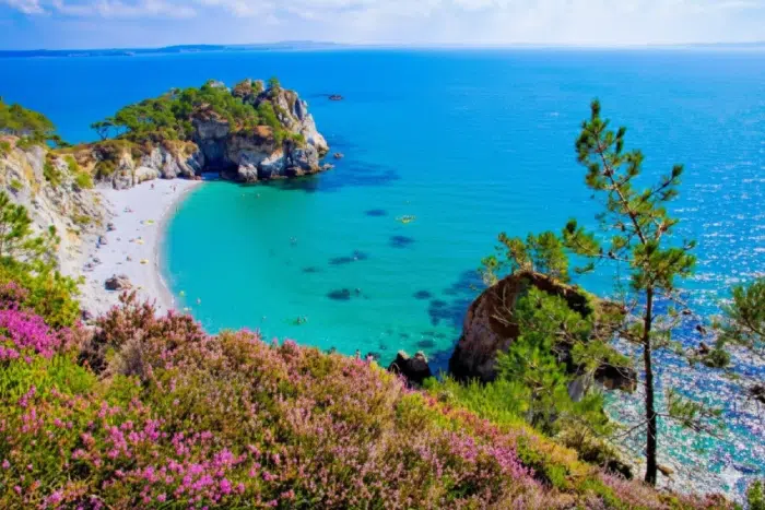 Crique sauvage aux eaux turquoises en Bretagne, idéale pour un séjour en camping Bretagne bord de mer