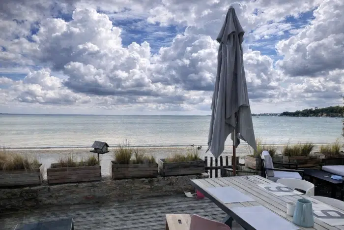 Restaurant à Fouesnant les pieds dans l’eau au coucher du soleil