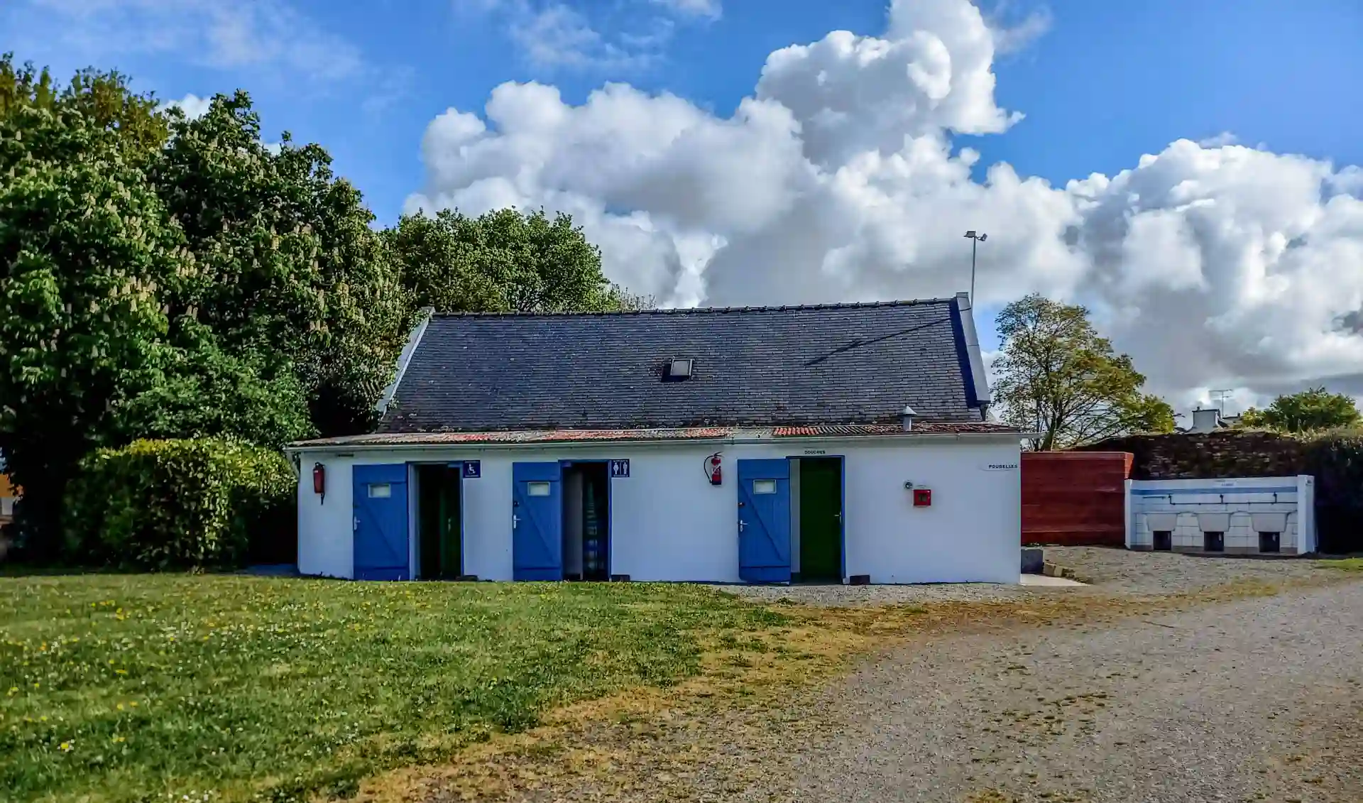 sanitaires propres du camping à Concarneau dans le Finistère Sud pour la location d’emplacement en Bretagne