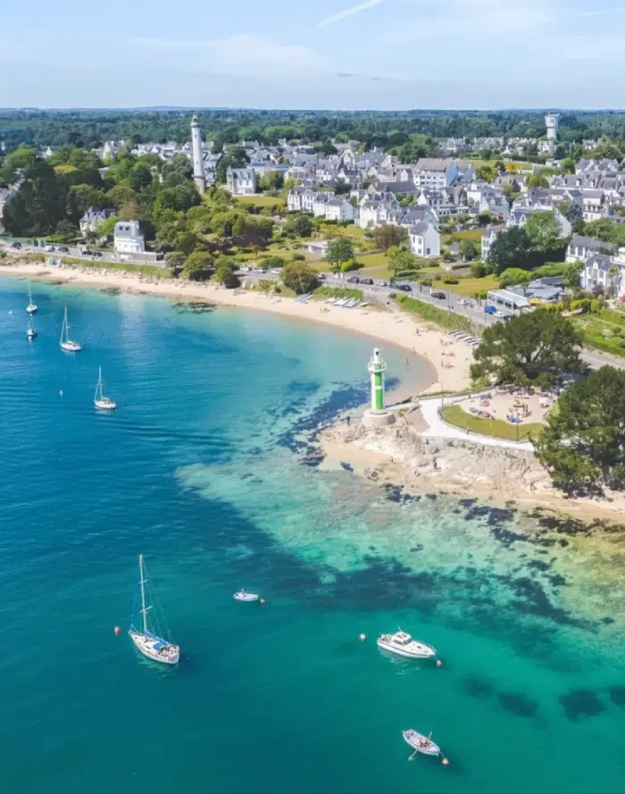 Vue aérienne du littoral de Bénodet avec son phare et ses plages, à deux pas de notre camping Bénodet calme et nature.