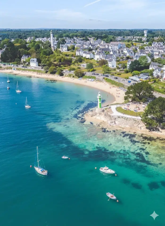 Vue aérienne du littoral de Bénodet avec son phare et ses plages, à deux pas de notre camping Bénodet calme et nature.