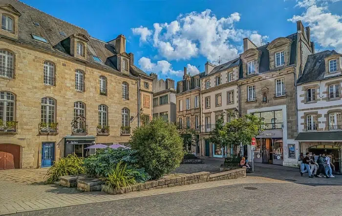 Fortification en pierre avec tour et horloge dans un port breton proche d’un camping familial