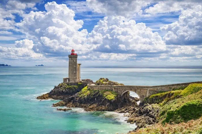 Phare emblématique sur la côte bretonne à proximité d’un camping en Bretagne