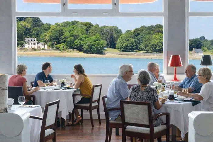 Restaurant à Fouesnant avec terrasse en bois face à la mer